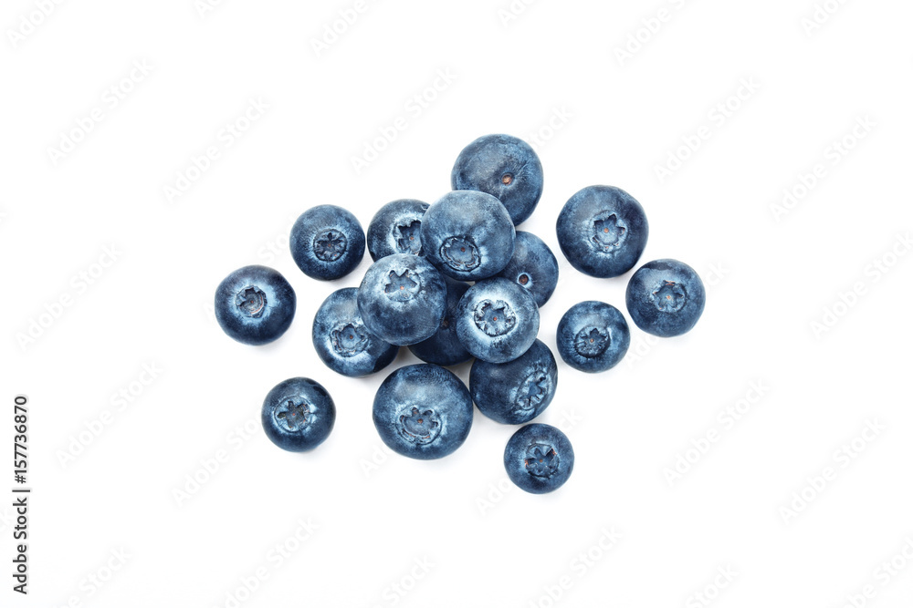Frische Blaubeeren vor weißem Hintergrund Frische Blaubeeren vor weißem Hintergrund
