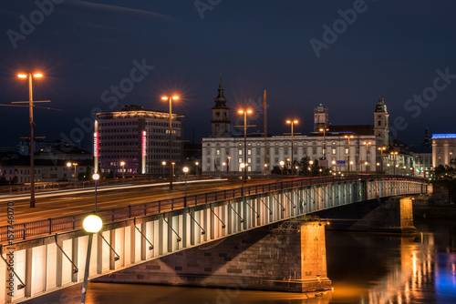 Die Nibelungenbrücke in Linz photo