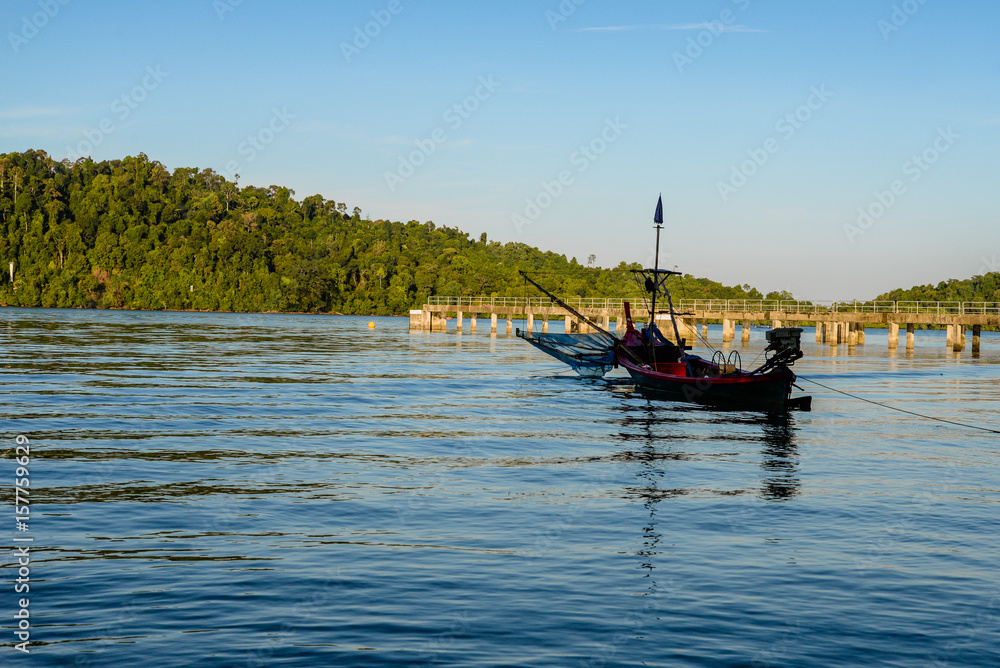 Obraz premium Small scale fisheries boat on the shoreline