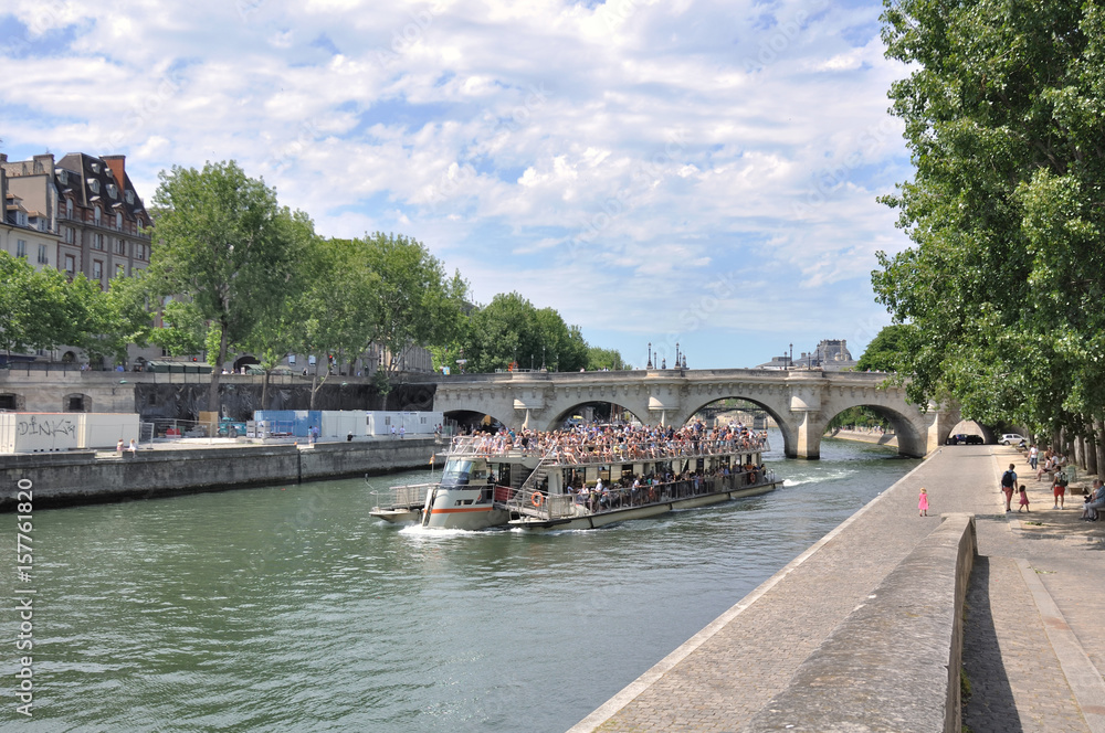 Naklejka premium la seine et ses bateaux touristique à Paris 