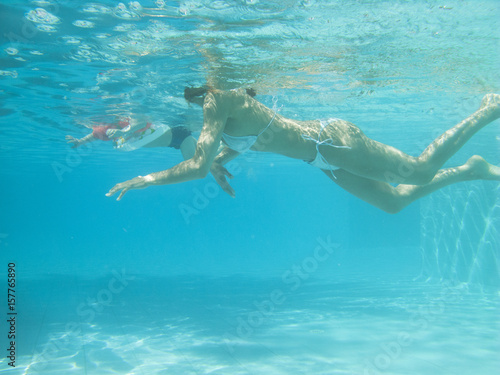 femme et enfant qui nagent vus sous l'eau