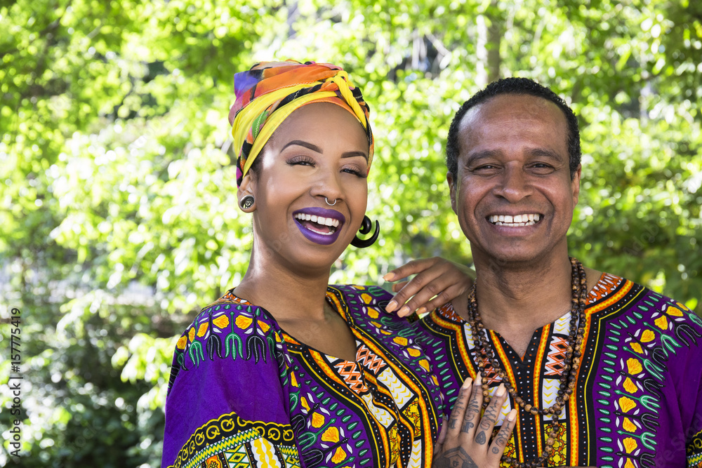 Foto de Portrait of laughing young woman and her father wearing ...