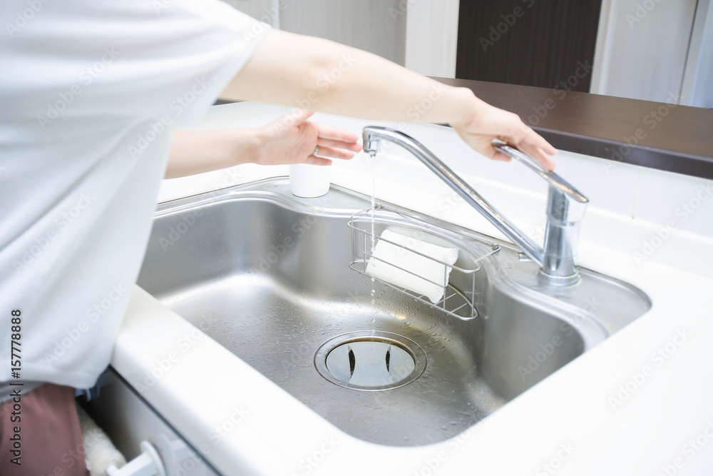 蛇口をしめる女性 Stock Foto Adobe Stock