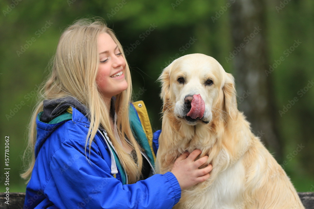 Blondes Mädchen mit Ihrem Hund im Park