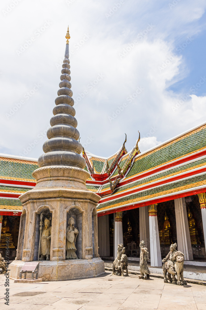 Fototapeta premium ワット・アルン 暁の塔 チャオプラヤー川