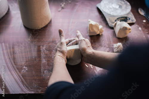 mains de céramiste sur le tourneau poterie photo