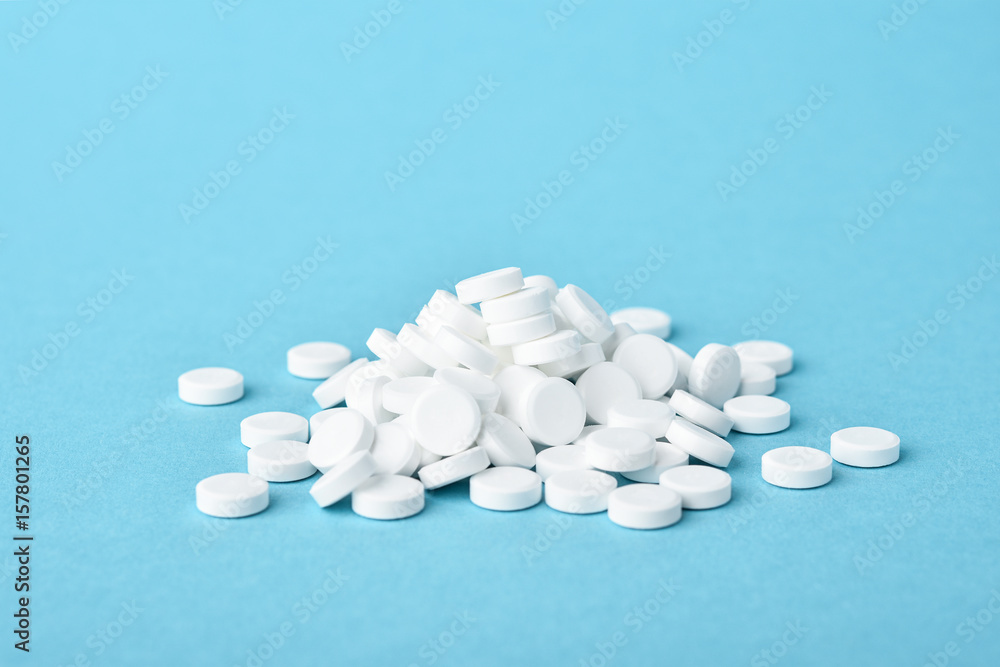 Weiße Tabletten vor blauem Hintergrund