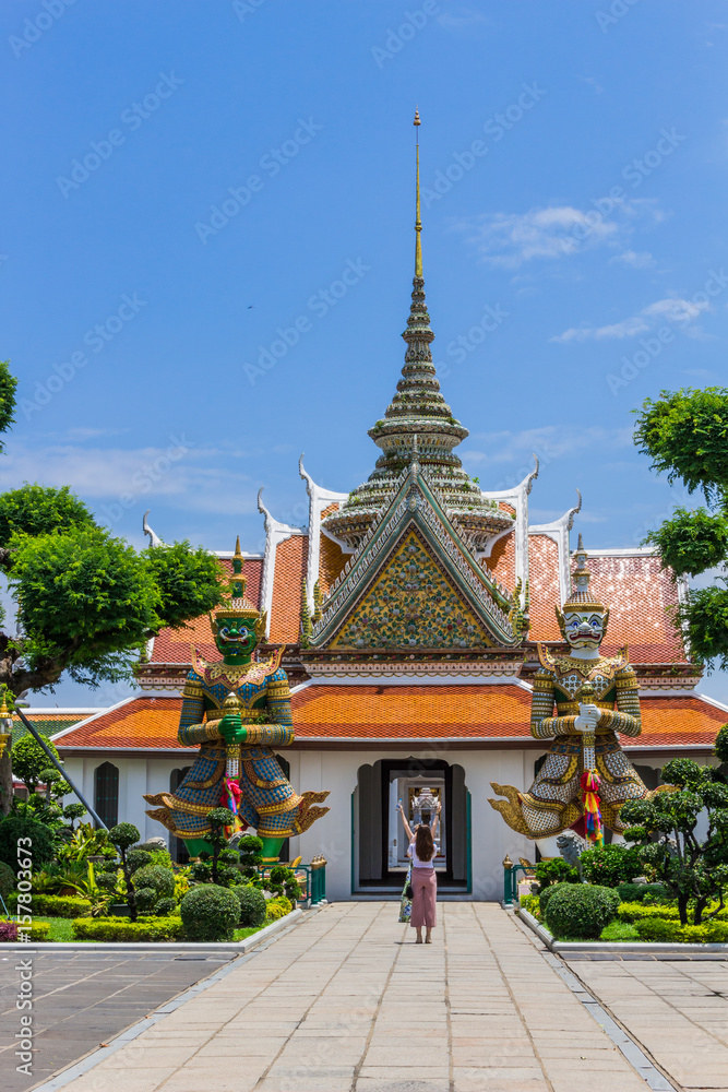 Naklejka premium ワット・アルン 暁の塔 チャオプラヤー川