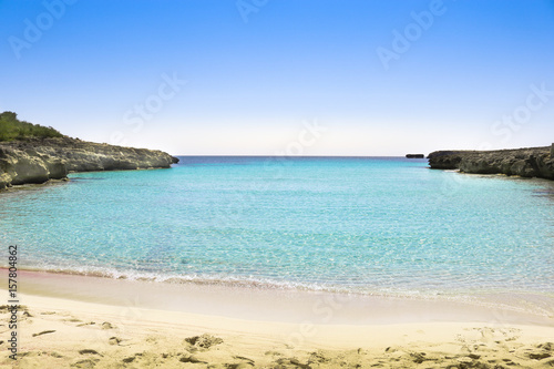 Playa desierta cala azul turquesa en Menorca islas baleares mediterráneo