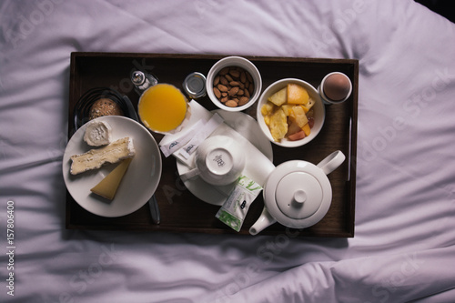 petit déjeuné au lit plateau garni  photo