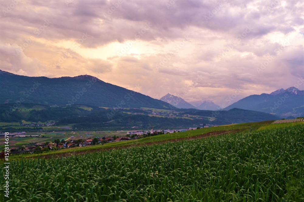 Obraz premium Felder in den Bergen im Inntal