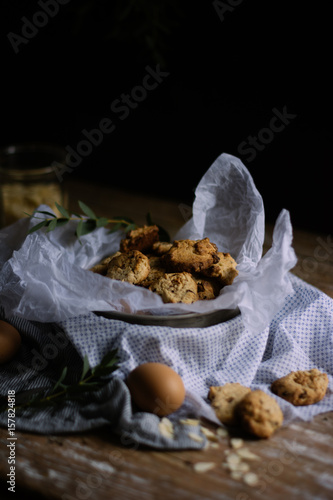 cookies chocolat noisettes sur la table pour le goûter photo