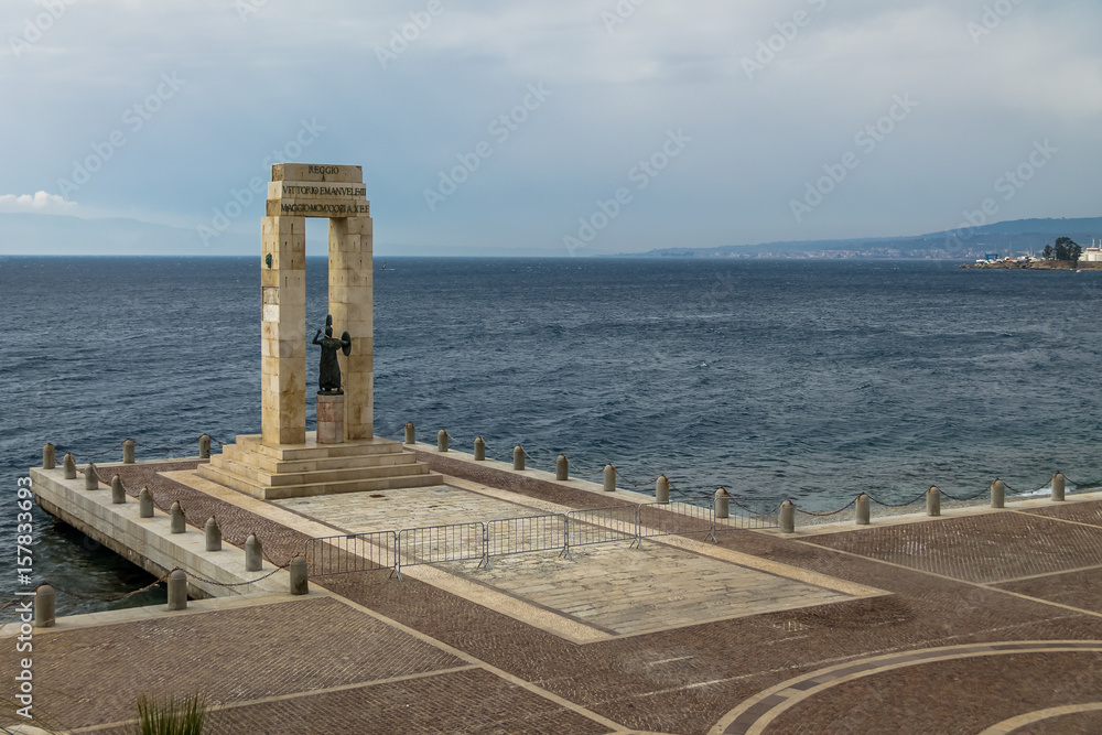 Athena goddess Statue and Monument to Vittorio Emanuele at Arena dello Stretto - Reggio Calabria, Italy Athena goddess Statue and Monument to Vittorio Emanuele at Arena dello Stretto - Reggio Calabria, Italy