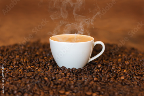 Heißer Kaffee mit Kaffebohnen