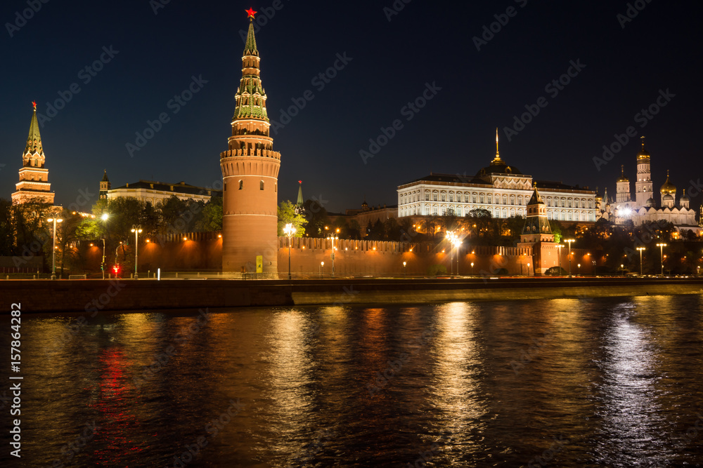 Obraz premium The Kremlin and the Kremlin embankment at night