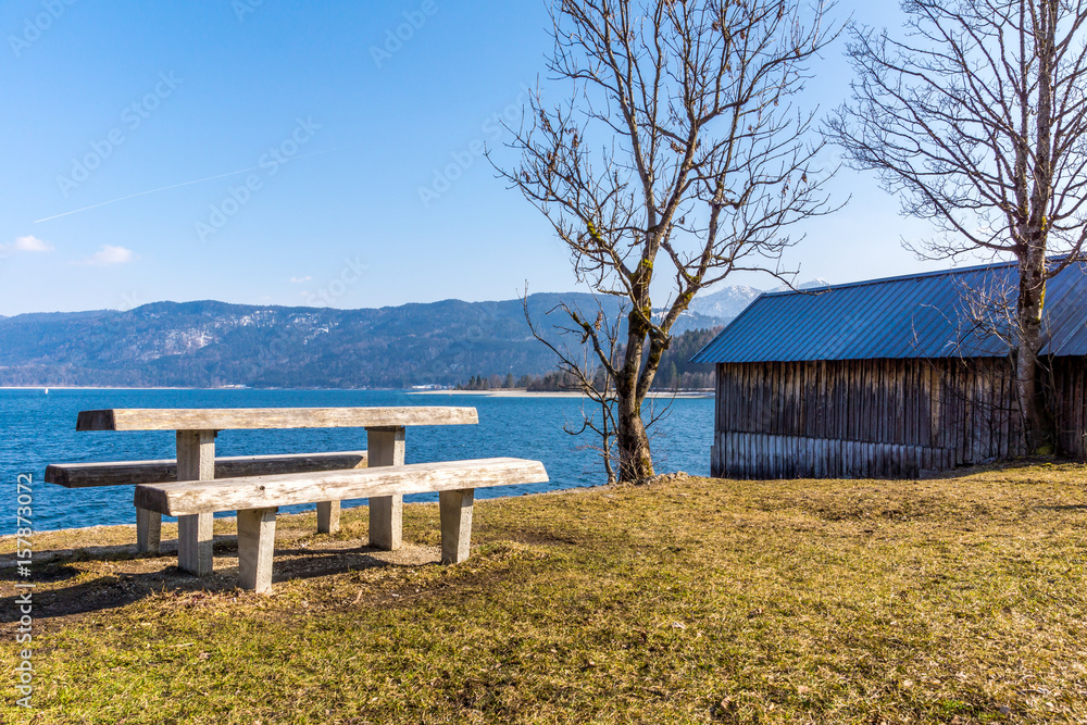 Rastplatz am Ufer des bayerischen Walchensees Rastplatz am Ufer des bayerischen Walchensees