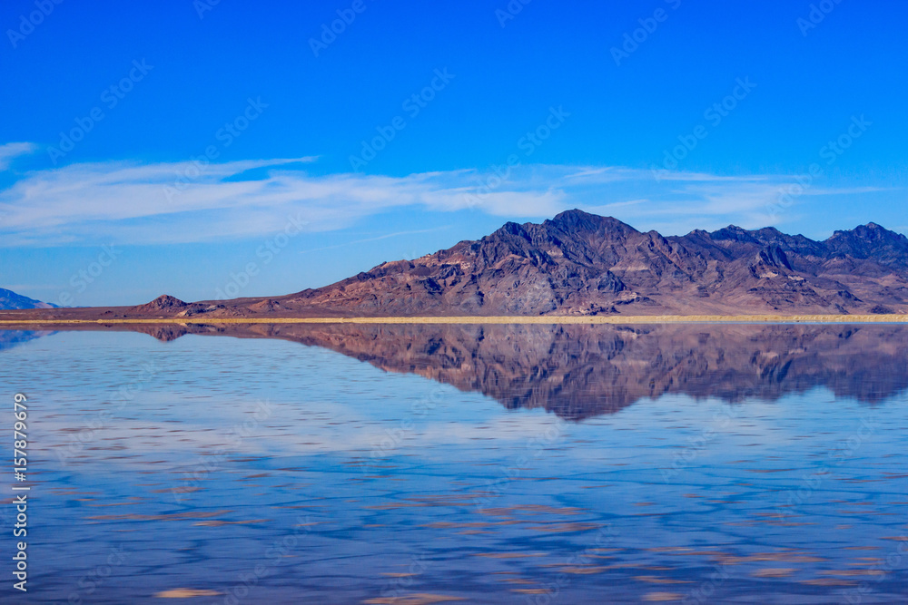 Obraz premium Salt Flats Mountain Water Reflection 