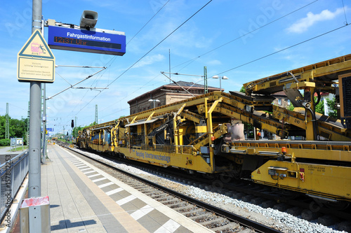 Gleiserneuerungsarbeiten mit Reparaturzug bei der Eisenbahn