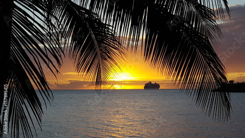 Coucher de soleil caribéen avec vue sur bateau de croisière en Martinique