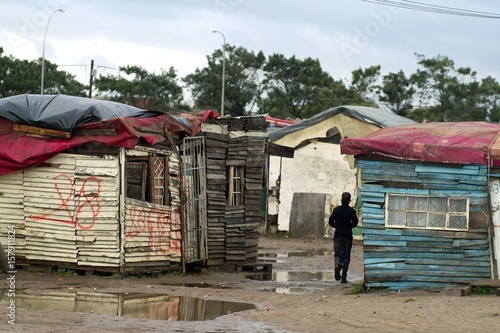 Obraz na plátne Houses and slums in the township of Langa in Cape Town reflecting in the puddles