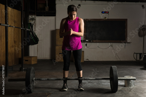Woman getting ready to lift a barbell © AntonioDiaz