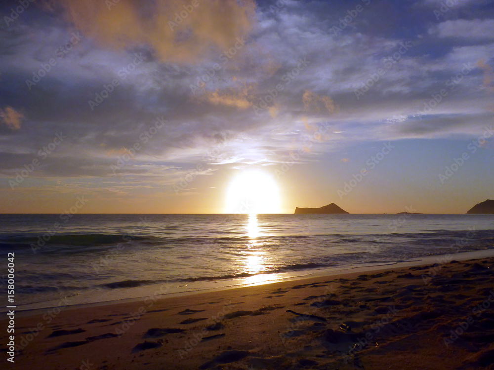 Obraz premium Early Morning Sunrise on Waimanalo Beach on Oahu