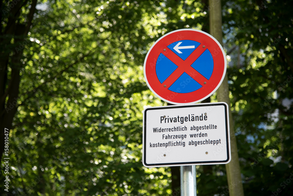 Ein Parkverbot und Tafel mit dem Hinweis auf ein Privatgelände