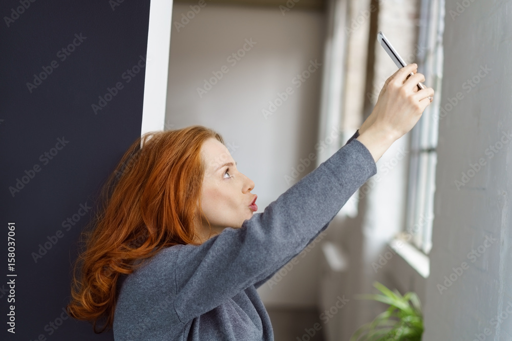 frau macht ein selfie frau macht ein selfie