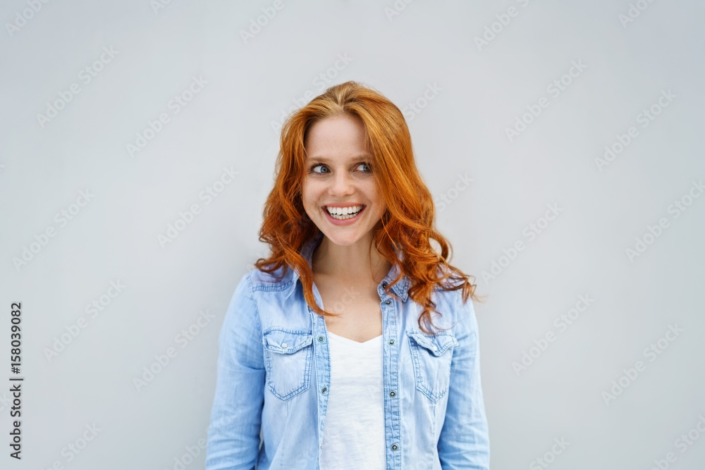 frau schaut lachend zur seite frau schaut lachend zur seite