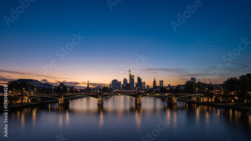 Panorama der Frankfurter Skyline bei Sonnenuntergang © reneberger123