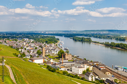Rüdesheim am Rhein, Panoramablick aus den Weinbergen. Mai 2017.