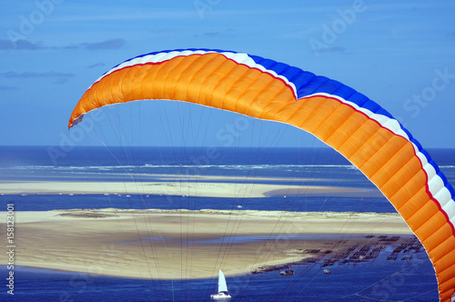 Fototapeta Naklejka Na Ścianę i Meble -  parapente sur la dune du pilat en aquitaine