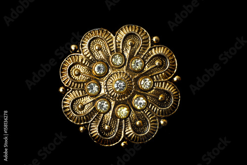 Obraz na płótnie Gold brooch with stones w salonie