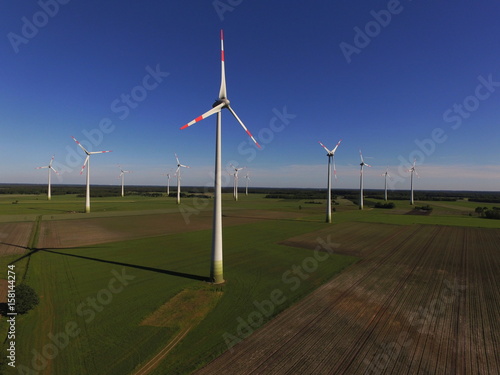 Windenergieanlagen auf Feld vor Wald