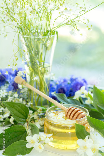Honey in glass jars © Victoria Kondysenko