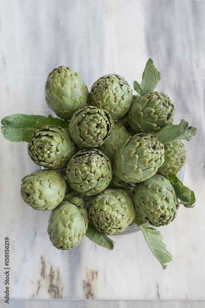 Obraz premium Background of fresh artichokes