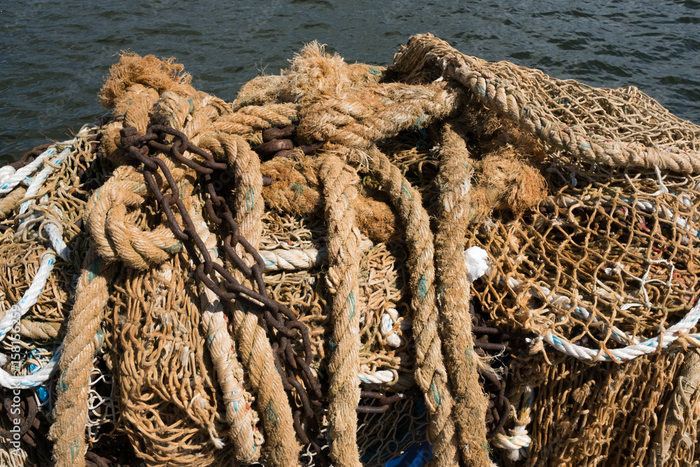 filet pêche poisson pêcheur bateau hauturier côtier corde cordage port  marin Stock Photo