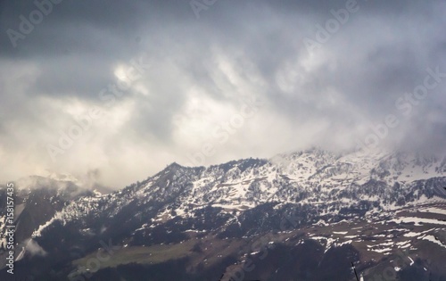 Горный пейзаж, красивый вид на живописное ущелье, высокие снежные склоны, облачное небо над горами, природа Кавказа, Грузия