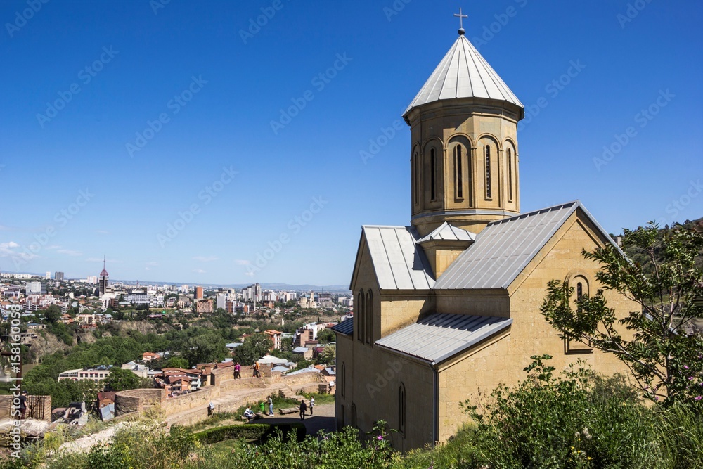 Красивый вид на колоритный храм, панорама старого города, центр Тбилиси, Грузия