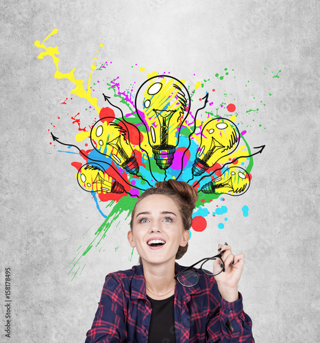 Canvastavla Teen girl having an aha moment, light bulbs