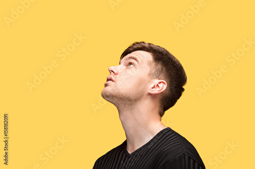 Tapeta The young man looking up