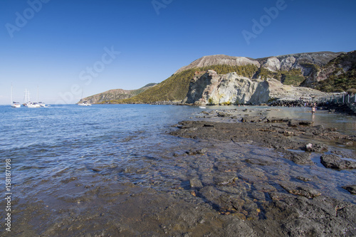 La spiaggia delle Acque Calde a Vulcano, arcipelago delle Isole Eolie IT 