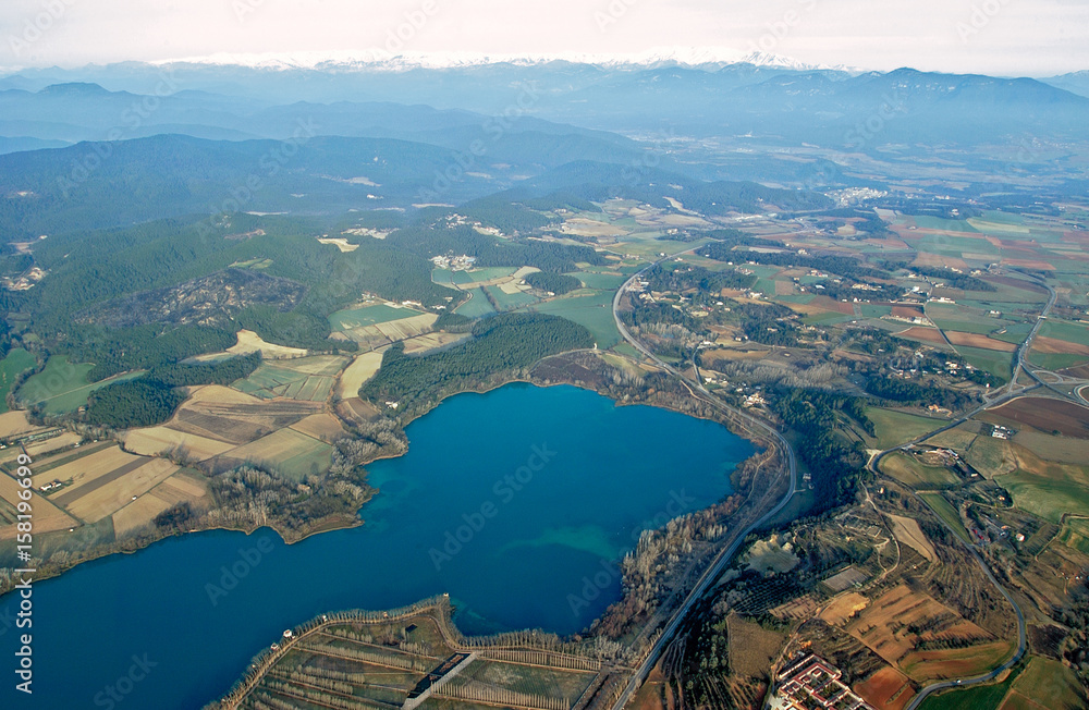 Bañoles pueblo con su lago vista aerea  en la provincia de girona