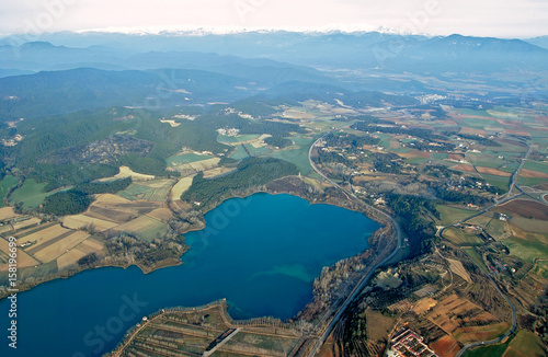 Bañoles pueblo con su lago vista aerea en la provincia de girona