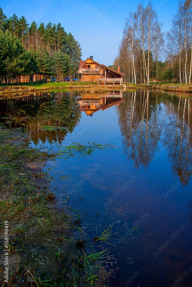 Obraz premium Home reflection in lake