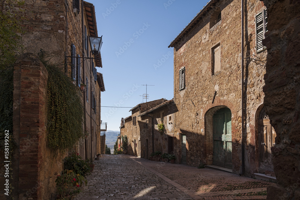  Beautiful narrow street in the small magical and old village of Pienza, Val D'Orcia Tuscany - Italy