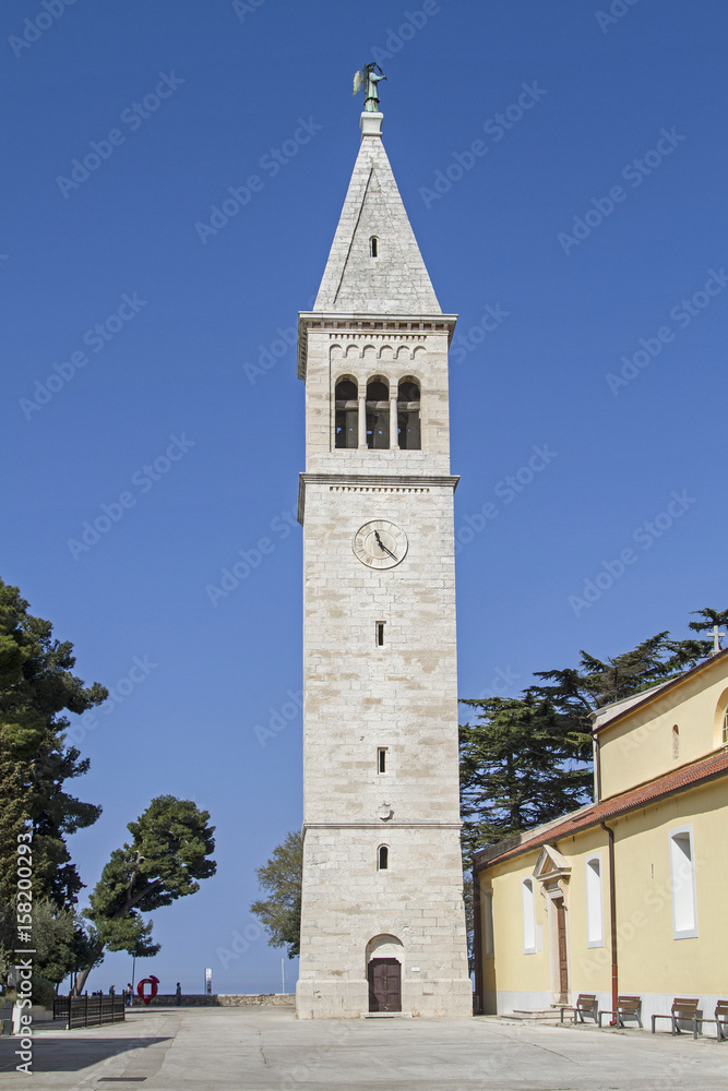 Pfarrkirche des Hl. Pelagius mit Kirchturm