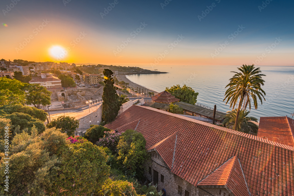Ταπετσαρία Tarragona townscape at sunrise,Spain