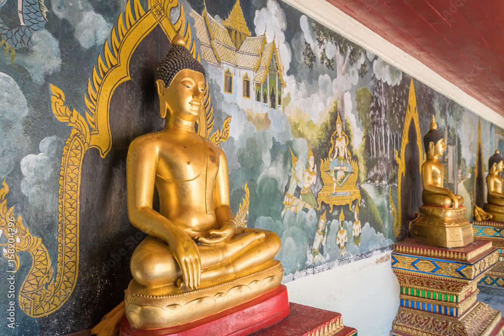 Obraz premium buddha image at chiang mai public temple at outdoor.