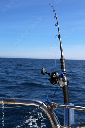 canne à pêche sur un bateau sur la mer